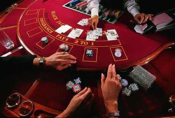 Tampilan platform tiketjepe dengan layanan sportsbook dan kasino di HP